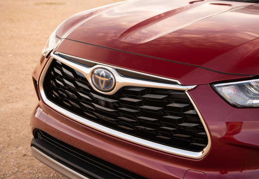Детали экстерьера Toyota Highlander Hybrid Platinum AWD 2019 года  (фото 6 из 67)